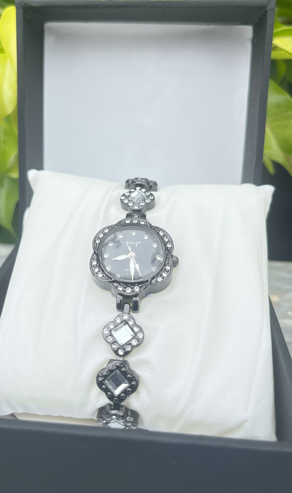 FT-Elegant Black Bracelet Watch with Crystal Accents