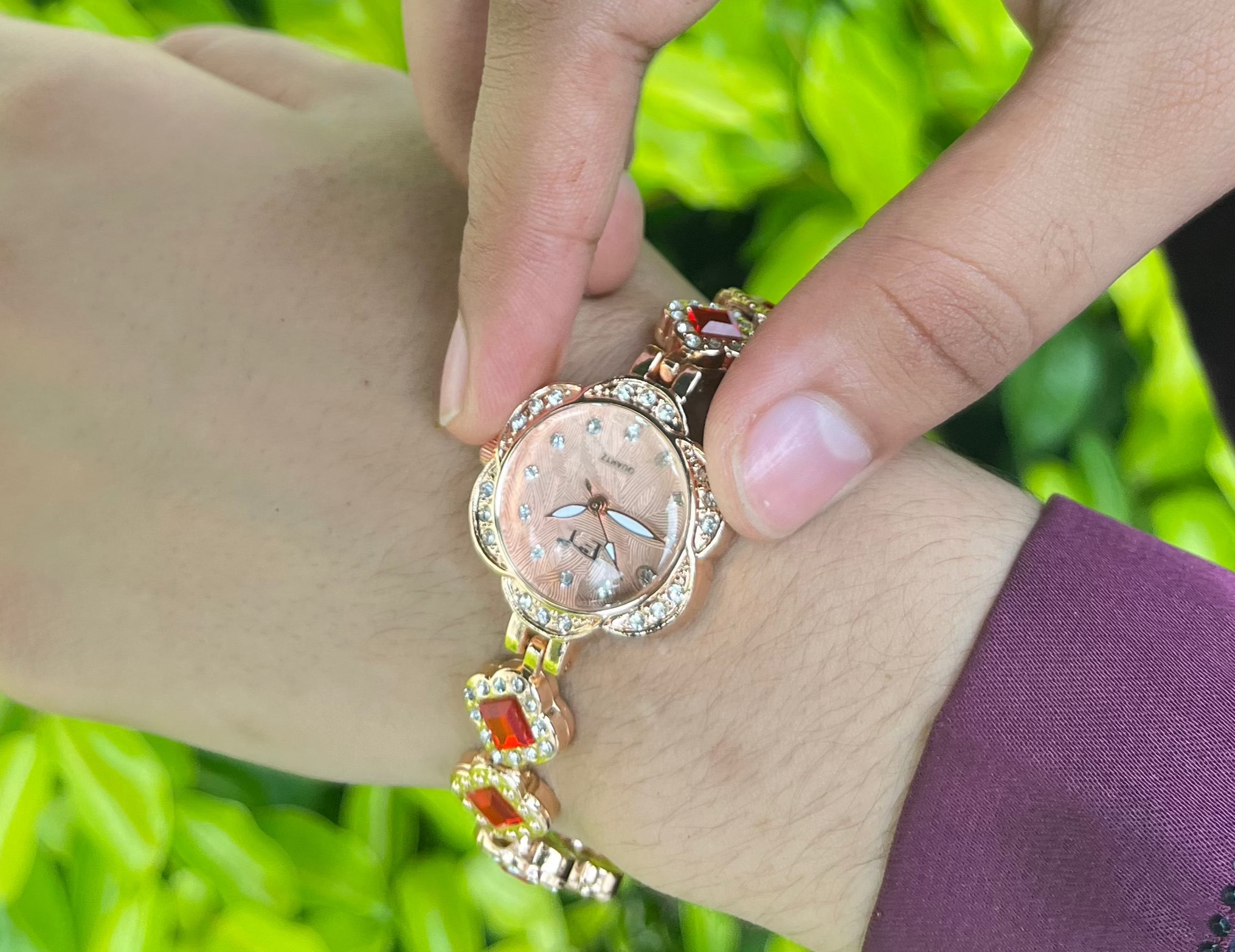 FT-Elegant Rose Gold Watch with Red Accents