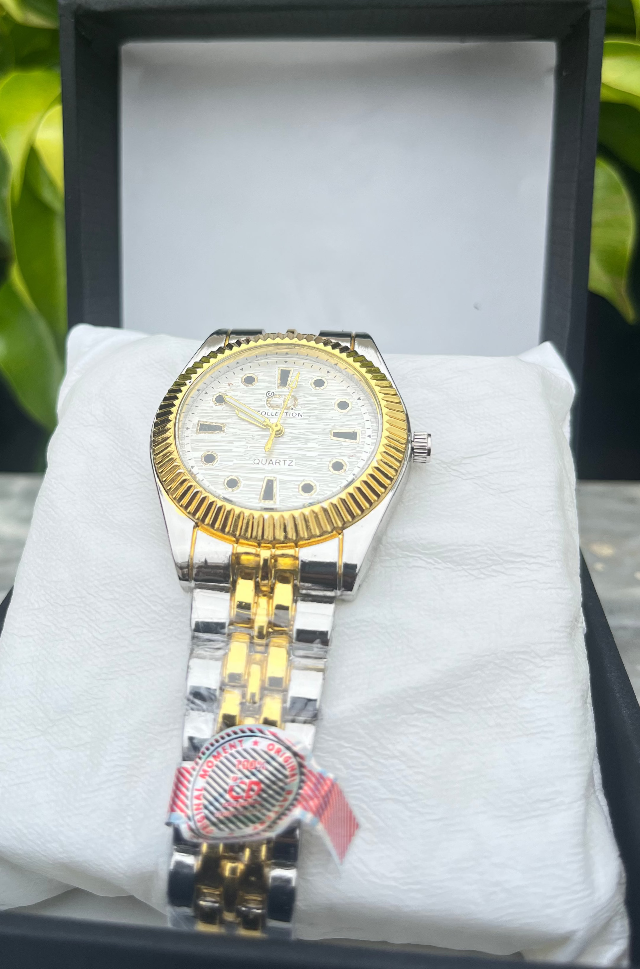 CD-Collection Elegant Quartz Watch with Gold Accents
