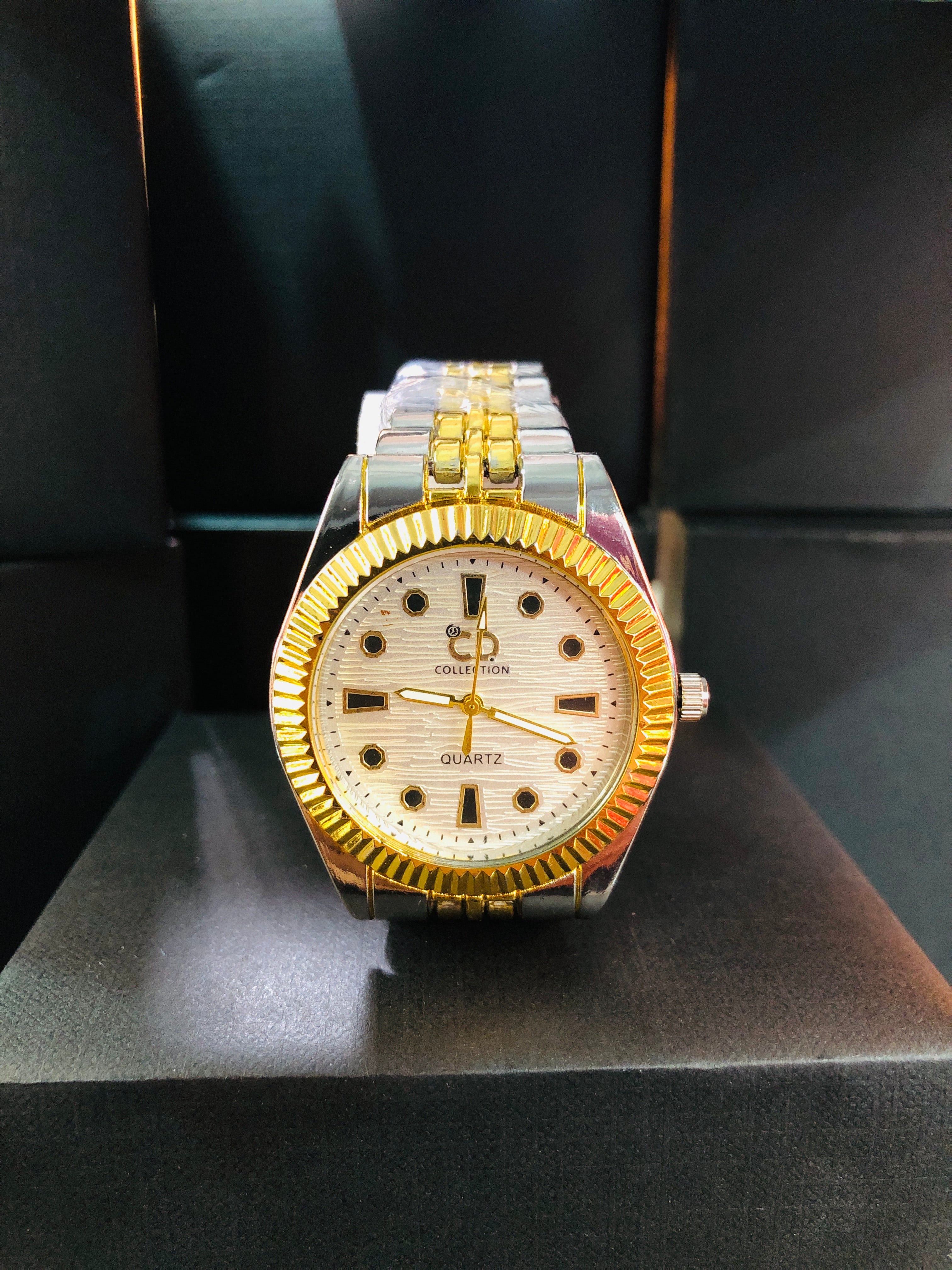 CD-Collection Elegant Quartz Watch with Gold Accents